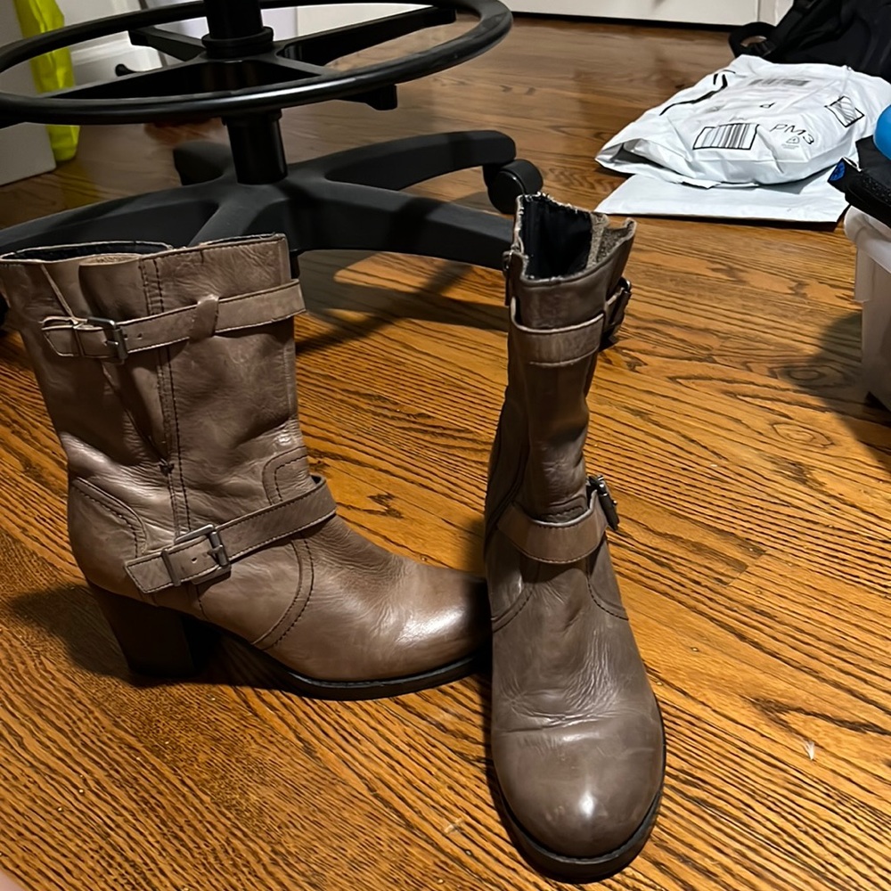 Leather boots with buckles